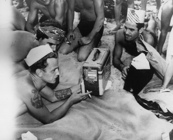 위지(Weegee), '전쟁 중', 1944년경. / 국제사진센터(International Center of Photography) 소장 및 제공 